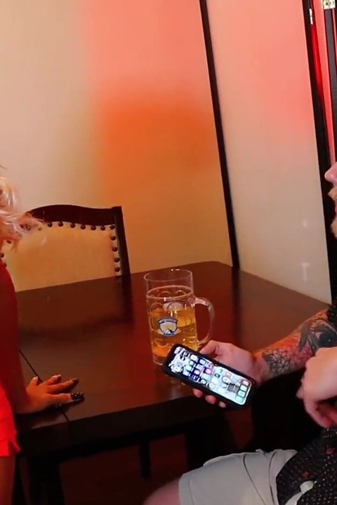 Campy Hooters - Chelnerița Curvă Servește Țâțe Mari Și Gaură Strâmtă - Brittney Kade, Steve Rickz