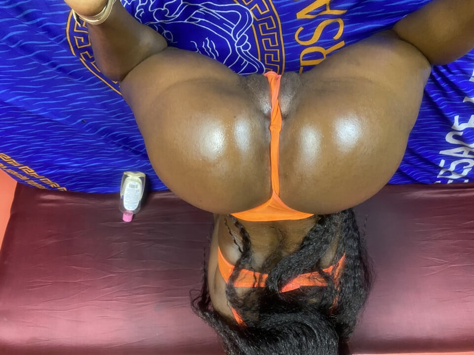 You like that Daddy?! Lemmie put this pussy on your tougue!!