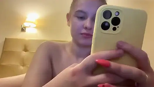 Gadis hot ini menggodamu dengan pantat bahenolnya - jangan crot duluan dong