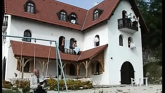 Немецкие бабушки делят большой хуй в тройничке на улице