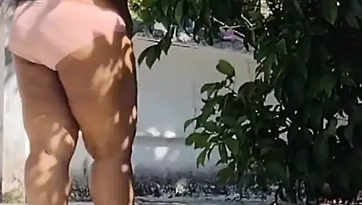 Gadis India dengan rok merah dan atasan putih