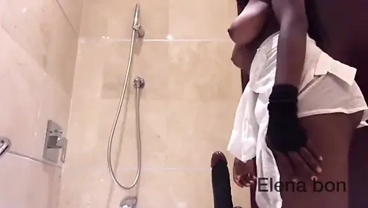 Elena üvey babasını düşünürken duşta şişman büyük dildosuna biniyor