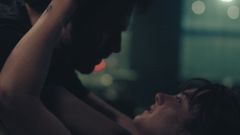 Shailene Woodley fazendo sexo em uma mesa