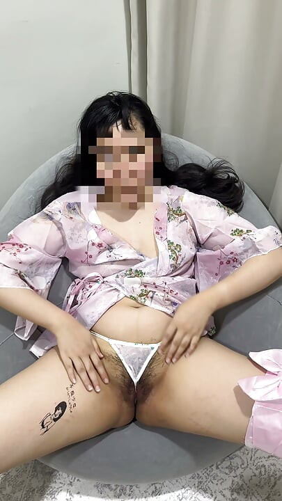 来把你的鸡巴插进我的骚逼里