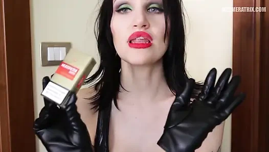 Перчатки и сигарета