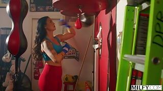 MILFY Fitte mutter Dana wird im fitnessstudio in ihren engen arsch gefickt
