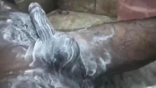 Bir Hint ile dev ve siyah çük cums süre banyo
