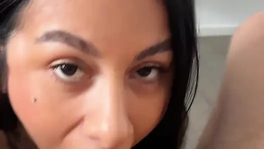 SIE SAGTE, fick meinen MUND - sexy brünette schluckt großen schwanz ganz und gibt extremes zungenanal in pOV