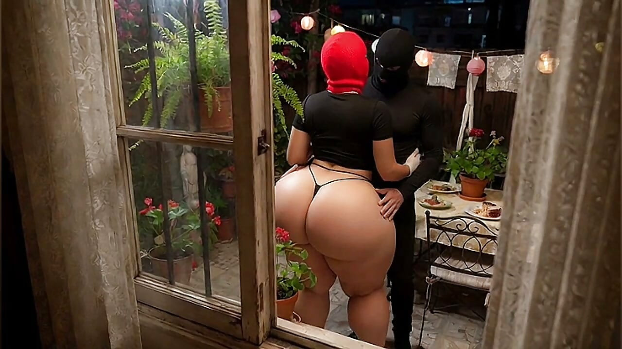 Gadis pantat bahenol dengan rok mini hitam ini diintip dan di halaman belakang rumah