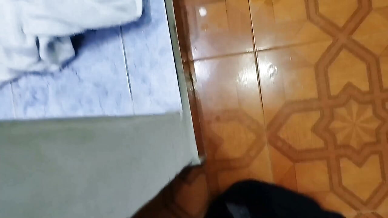 Sleduji svou nevlastní sestru ve sprše a nemilosrdně ji šukám