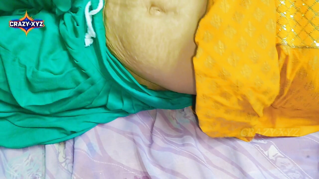 Skutečná Desi Vesnice bhabhi má poprvé sex se svým nevlastním bratrem v hindské video. Desi vesnice bhabhi Xxx video.