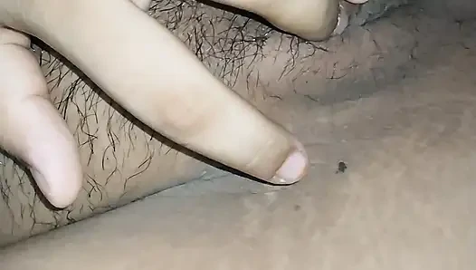 Sevimli kız kanepede pembe amcığını parmaklıyor