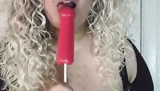 Кошечка Rosario сосет хуй Lollipop