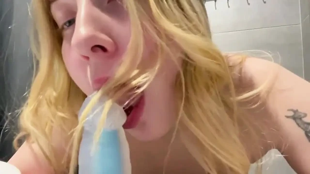 Watch Daria Webcam Squirt in the Shower!