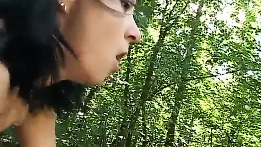 Возбужденный ебарь и шлюховатая брюнетка занимаются хардкорным трахом на улице