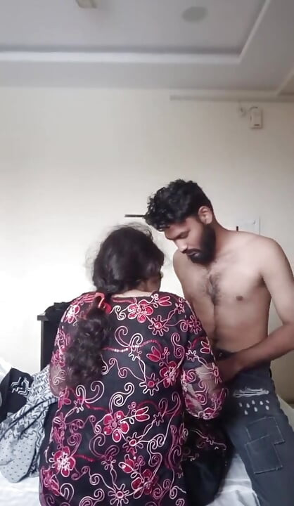 Hintli Desi Kız Üniversite Arkadaşıyla Seks Yapıyor