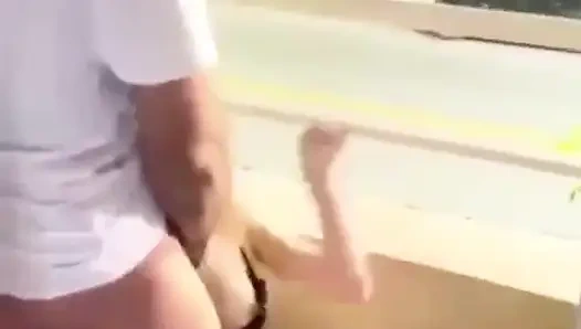 Dünnes teen auf dem balkon gefickt