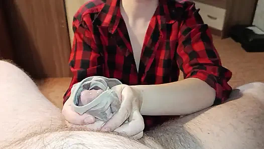 Üvey annem mastürbasyon yapmak ve boşalmak için külot seçiyor