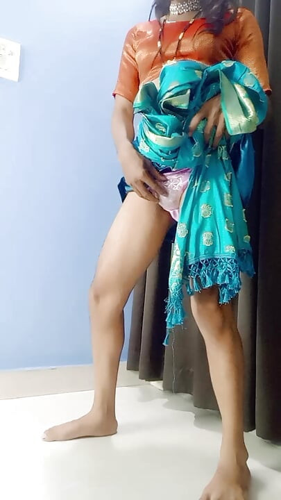 印度继母穿着缎面纱丽服，看起来很漂亮