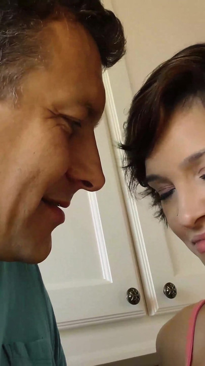 Cadey's Miang dan dia dikongkek oleh ayah tiri