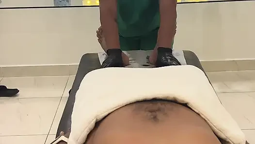 Leyne rodriguez: sesi latina hot dengan seragam pijat yang penuh minyak