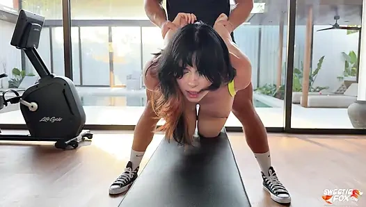 Fitness brünette facesittings, halsfick und leidenschaftliche ficks bis zum sperma im mund im fitnessstudio