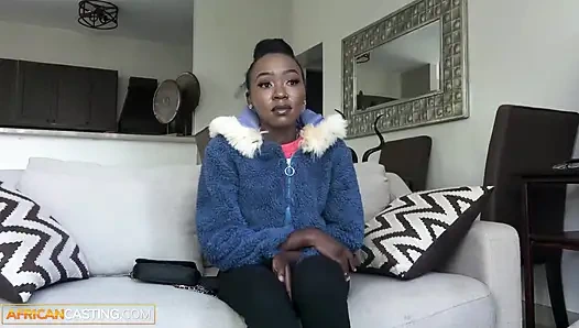 Крошечная 18-летняя черная милашка начинает застенчива, затем вступает в дикую природу в домашнем кастинге