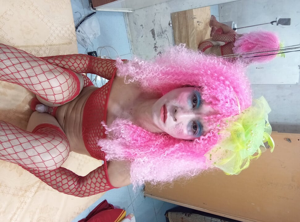 Oanh Le transgenre portant de la lingerie sexy en jouant avec un faux can