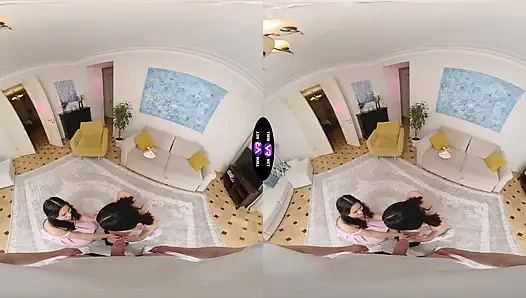 Azgın sürtükler Roxy ve Amelia ona çifte saksoyla teşekkür ediyor - teenmegaworld