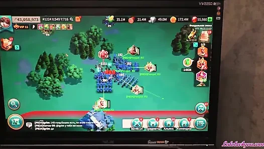 Genç kız erkek arkadaşının şehvetli bir sakso ile pc oynamasından rahatsız oluyor