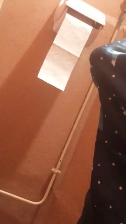 このセクシーなツインクが、朝起きて勃起したまま数日間おしっこをする様子 |クリップ1