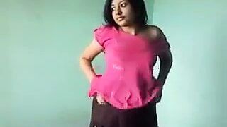 Шри-ланкийское платье девушки удалено