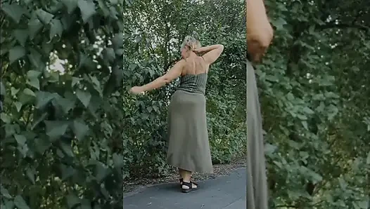 Зрелая бабушка кончает на улице
