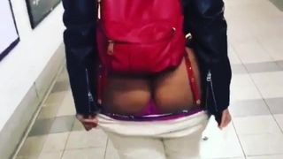 Muñeca Bajan mostrando su culo sexy