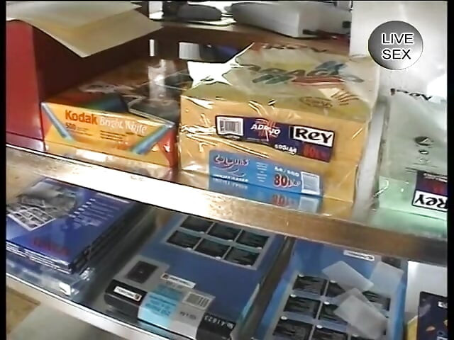 Plavuša dobiva prste u jebanje prije nego što zajaše čudovišni kurac