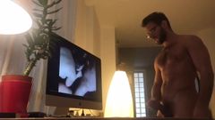 Gorący tata sam ogląda porno