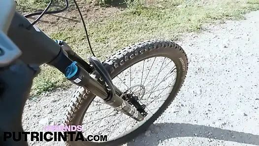 Putri cinta nakal lagi asik sambil menunggangi motornya sambil bugil