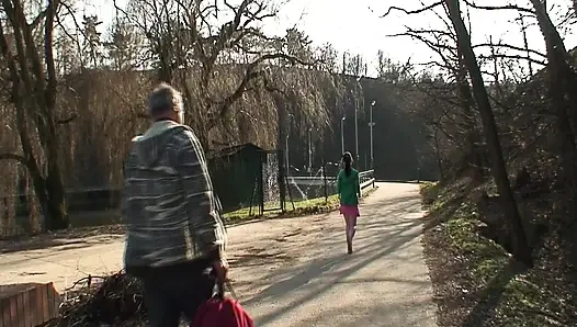 Heiße brünette wird von älterem typen im freien ausgefressen und gefingert