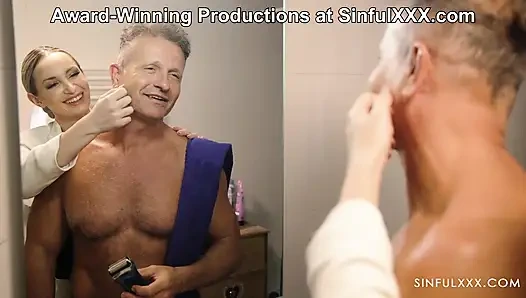 Cewek pirang erotis melakukan seks sensual di sinfulxxx