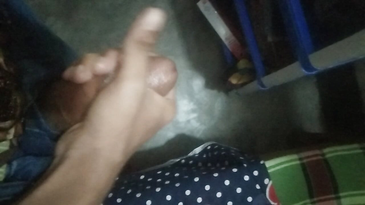 A vrut să fută o fată, așa că mi-am dat mâna