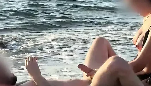 Hotwife pegkt ihren mann hart am öffentlichen strand bei sonnenuntergang