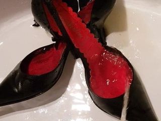 Orina homenaje a los zapatos de puta de mi dulce esposa