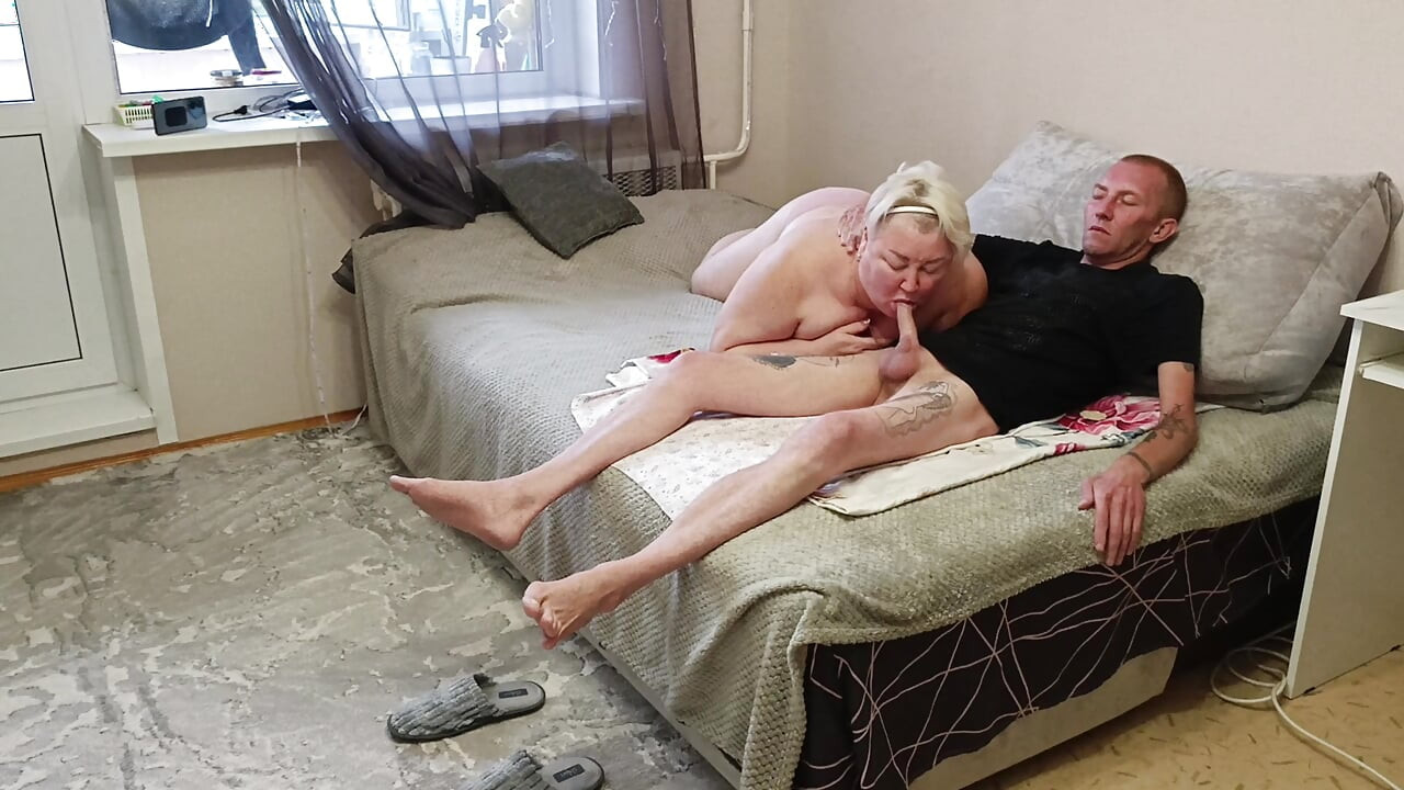 Eu fiz uma surpresa para minha madrasta e encheu a boca dela de porra