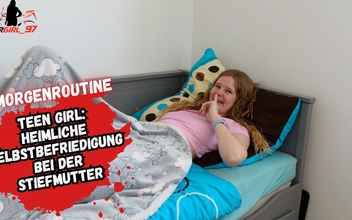 少女在房间里用手指抚摸自己