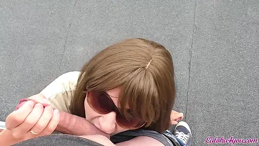 Süßes schätzchen blowjob, großer schwanz - sperma im mund auf dem dach, pOV