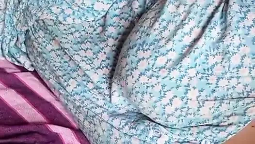 Sri Lankalı aktris Anne banyoda geceleri amcığı ve büyük doğal göğüsleriyle oynuyor