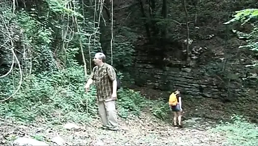 Schmutziges altes schwein knallt einen süßen teenager