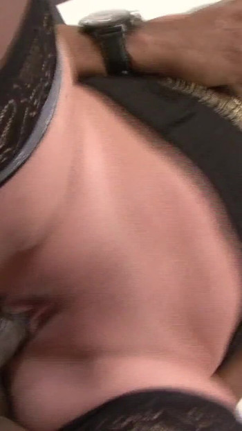 لحظة حاسمة من "عاشق ناضج 4 - ميلف شقراء تحصل على قذف في فمها بعد الركوب"