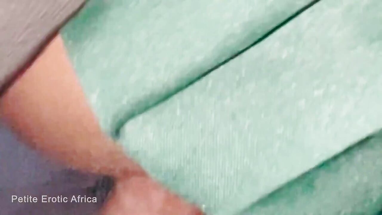 젖탱이를 핥는 작은