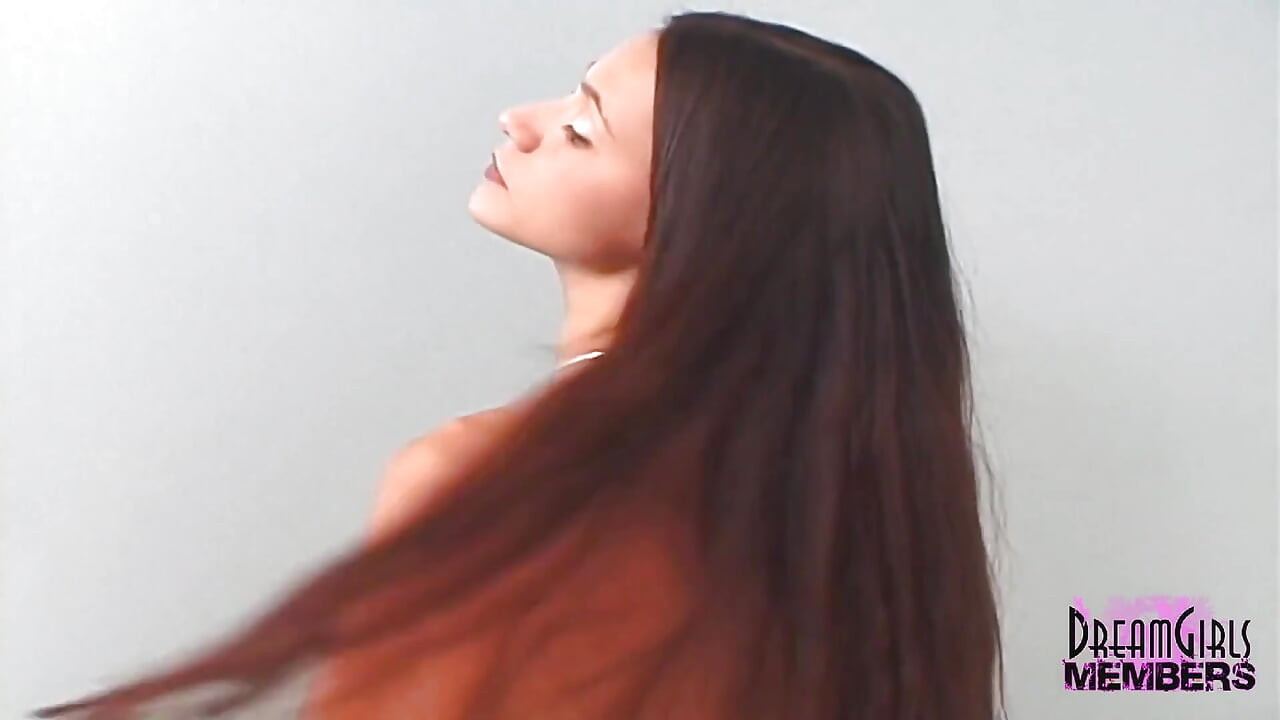 Potpuno prirodna brineta ljepotica na kasting kauču